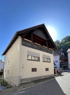 *Idyllisch gelegenes Einfamilienhaus mit Garage!* Heigenbrücken 63869 - Immolocal.de