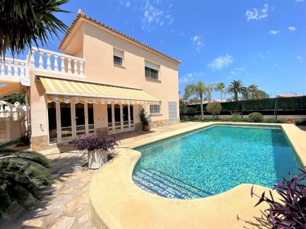 Haus mit zweiten unabhängigen Haus mit Pool, Grill, Garten, Garage für zwei Autos und 200 m vom Strand entfernt. Denia 03700