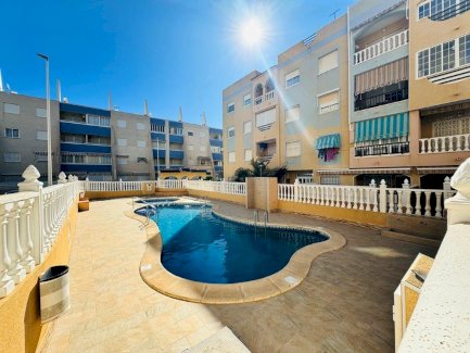 Immobilie in einer privaten Urbanisation mit Gemeinschaftspool, 200 Meter vom Strand La Mata 03188