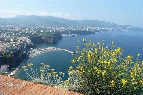 ***Villa mit vielen Wohneinheiten in Meta, sucht neuen Eigentümer*** Meta 80062