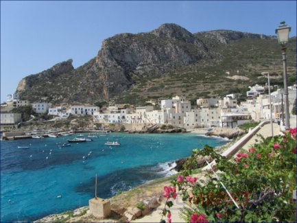 ***Schönes Anwesen mit großem Grundstück und Pool, gepflegt, sowie möbliert, in Sizilien*** Favignana 91023