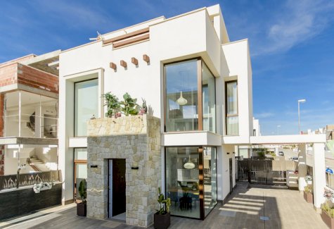 Wunderschöne und komfortable zweigeschossige Villen mit 3 Schlafzimmern, 3 Bädern, Dachterrasse und Privatpool nur 200 m vom Strand Vera 04621