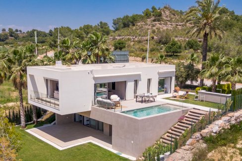 Luxusvillen mit 3 Schlafzimmern, 3 Bädern, Gäste-WC, Klimaanlage und Privatpool in der fantastischen Golfanlage Las Colinas Orihuela Costa 03189 - Immolocal.de