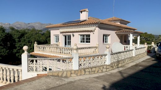 Modernes Generationenhaus mit 3 Wohneinheiten oder ideale Kapitalanlage, großflächig und lichtdurchflutet in ruhiger und zentraler Wohnlage von Orba Orba 03790