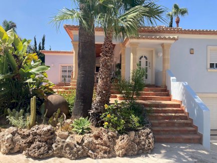 Großzügige Villa mit Garage, Pool, wunderschönem Garten und Meerblick nur 600 m vom Strand Moraira 03724 - Immolocal.de