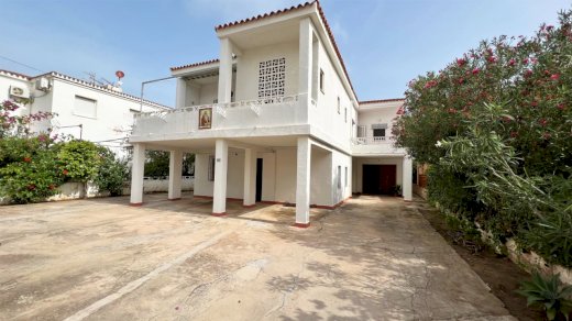 Villa in 1. Meerlinie mit Strandzugang und 3 separaten Wohneinheiten. Denia 03789 - Immolocal.de