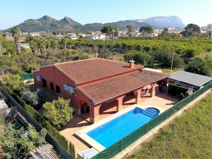 Schöner spanischer Stil Finca mit Pool, Grill, Garage, Carport, Klimaanlagen, zu Fuß in die Stadt. Pedreguer 03750