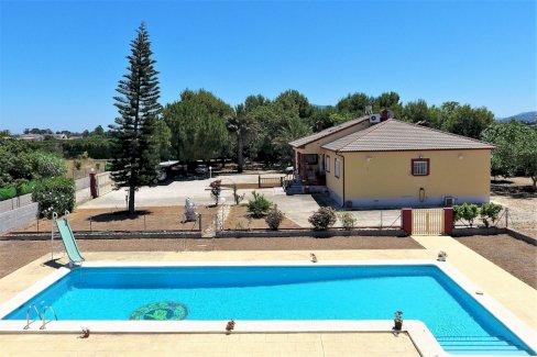 Villa mit 4 Schlafzimmern und großem Pool, auf einem großzügigen Grundstück ohne Stromleitungen und in unmittelbarer Nähe zum Strand Els Poblets 03779