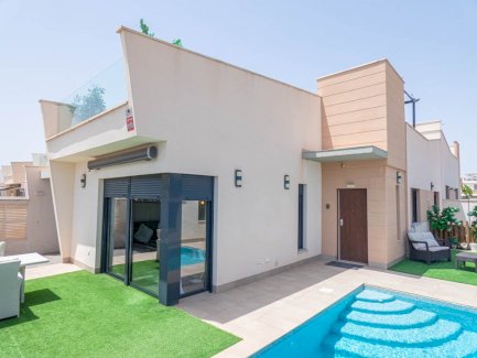 Wunderschöne Villa mit 3 Schlafzimmern, 2 Bädern, Dachterrasse und beheiztem Privatpool Los Alcázares 30710